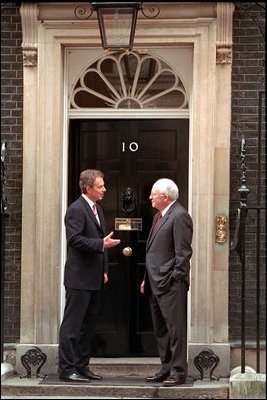 Tony Blair and Dick Cheney at the door of 10 Downing Street.